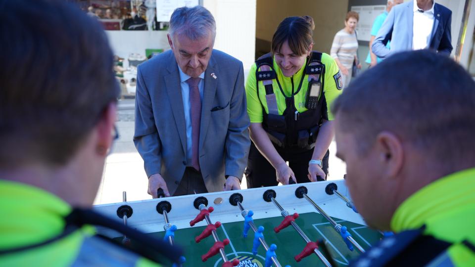 Innenminister Herbert Reul mit Polizisten am Kicker