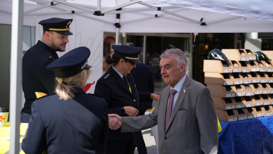 Minister Reul begrüßt Polizistinnen und Polizisten