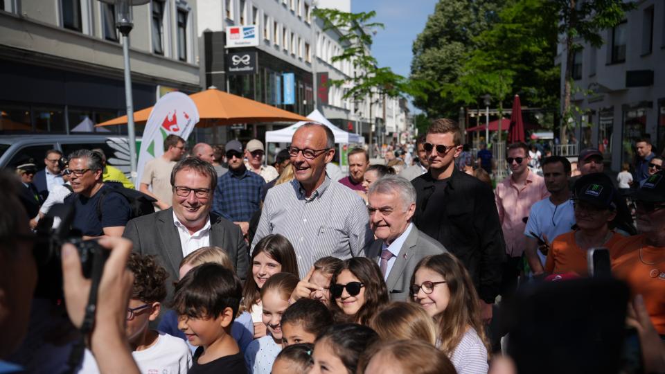 Bundeskanzler Merz mit den Ministern Krischer und Reul in einer Kindergruppe