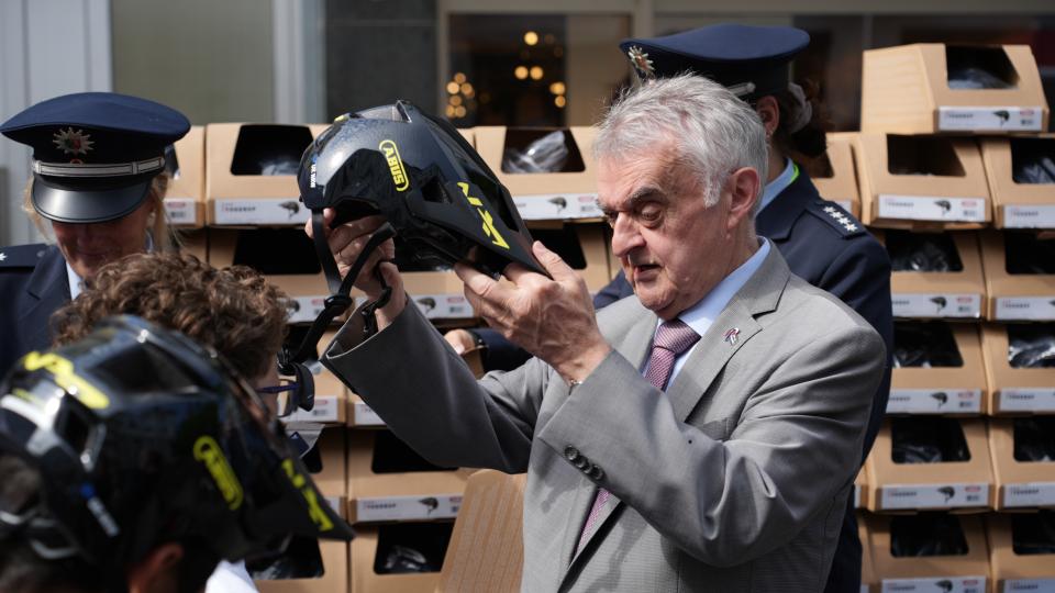 Innenminister Reul übergibt einen Fahrradhelm