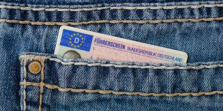 Aus einer Hosentasche schaut die obere Hälfte eines deutschen Führerscheines hervor. Daten sind nicht zu erkennen
