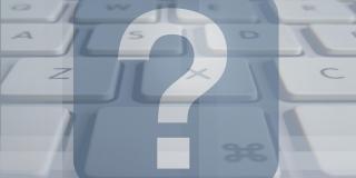 Ein weißes Fragezeichen steht in einem blauen Kasten. Im Hintergrund ist eine Computertastatur zu erkennen