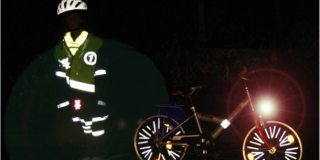 In einer dunklen Szenerie ist links reflektierende Schutzkleidung zu sehen. Rechts Reflektoren am Fahrrad
