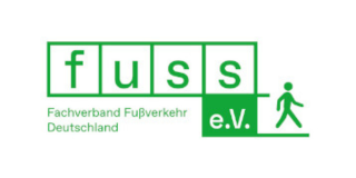 Logo des Fuss e.V. Oben das Wort "FUSS" in grünen Kästchen, unten der Schriftzug. Rechts ein grüner Fußgänger.