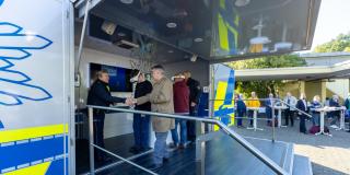 NRW-Innenminister Reul begrüßt Polizisten an deren Infostand