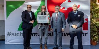 Die Übergabe der Beitrittsurkunde an Professor Dr. Ingo Koßmann von der BASt.