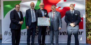 Übergabe der Urkunde an die Bezirksregierung Arnsberg