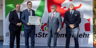 Übergabe der Beitrittsurkunde an Florian Rehrmann von der Bezirksregierung Detmold