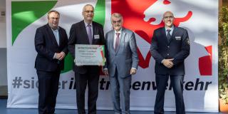 Übergabe der Urkunde an die Bezirksregierung Münster