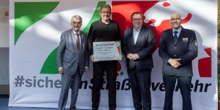 Übergabe der Urkunde an das Zukunftsnetz Mobilität