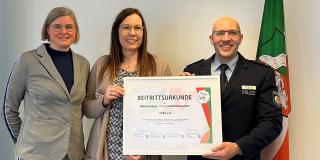 Urkundenübergabe an den VPKV e.V., von links Iris Röckinghausen, Kerstin Hassel, Projektleiter Markus Szech.