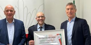 Urkundenübergabe an den VOD e.V., von links Christoph Keller, Markus Szech und Peter Schlanstein