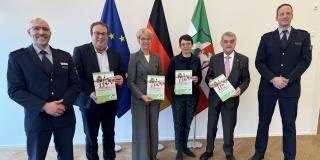 Projektleiter Markus Szech, Minister Krischer, Ministerin Feller, Ministerin Paul, Minister Reul, Polizeioberrat Seemann bei der Übergabe des Abschlussberichtes