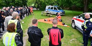 Zuschauer beobachten während einer Ausbildung Erste Hilfe Maßnahmen