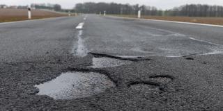 Schlaglöcher in einer Straße