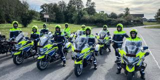 Mehrere Motorräder der Polizei hinter- und nebeneinander