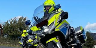 Ein Polizeimotorrad in einer Kurve