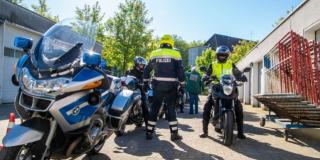 Polizeimotorräder im Sonnenlicht