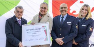 Herbert Reul, Sibylle Keupen, Markus Szech und Lea Blank mit der Beitrittsurkunde