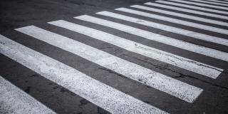 Ein Zebrastreifen auf einer Straße