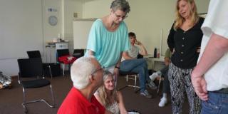 Teilnehmende einer Übung zur Ersten Hilfe