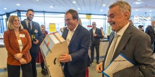 Die Minister Reul und Krischer beim Rundgang in Krefeld