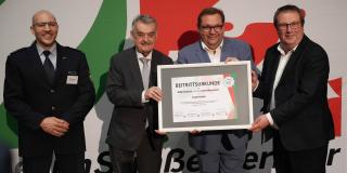 Die Urkundenübergabe an Oberbürgermeister Meyer. Auf dem Bild auch Polizeioberrat Markus Szech und die Minister Reul und Krischer