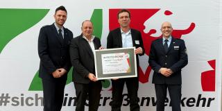 Die Urkundenübergabe an die Stadt Leverkusen