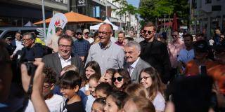 Bundeskanzler Merz mit den Ministern Krischer und Reul in einer Kindergruppe