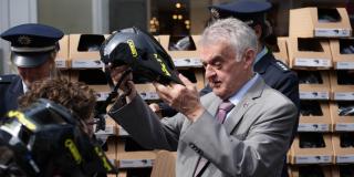 Innenminister Reul übergibt einen Fahrradhelm